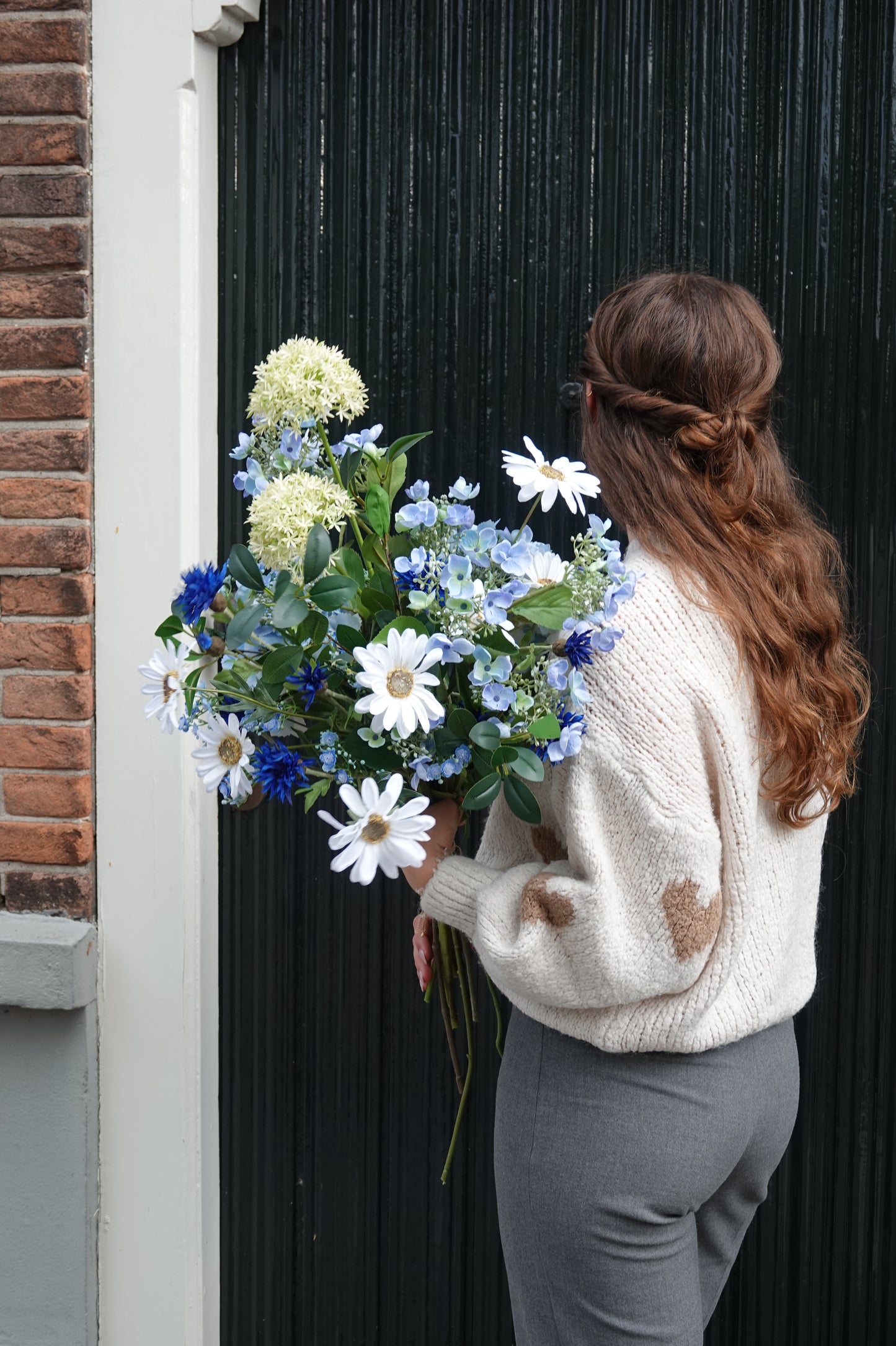 Sfeerimpressie blauw zijden boeket Laura, circa 80cm hoog