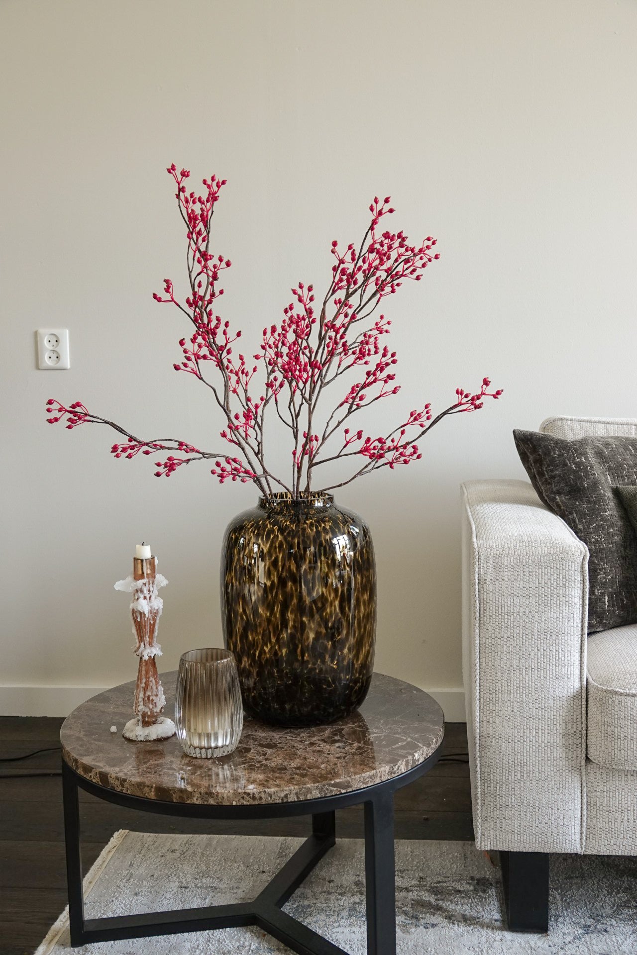 Bessen tak Annabel in vaas Nikkie als sfeerimpressie op gestylde tafel