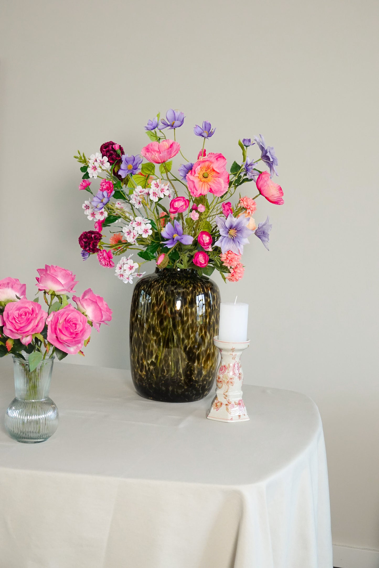Zijden boeket Erika in vaas Nikkie als sfeerimpressie op gedekte tafel