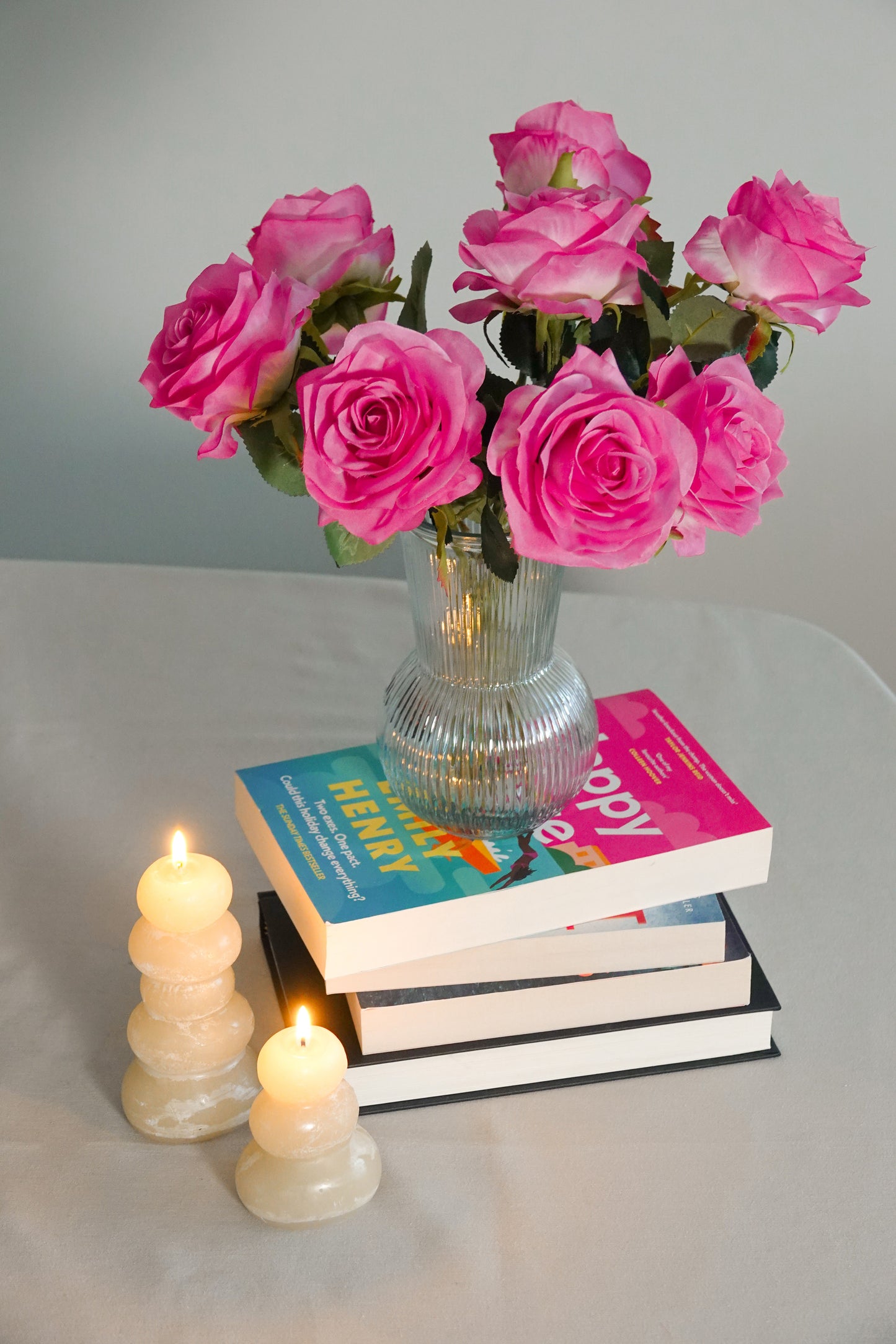 Zijden boeket Lotte op stapel boeken als sfeerimpressie