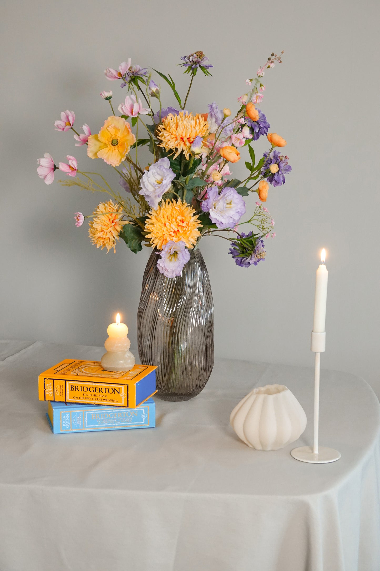 Zijden boeket Naomi in vaas Puck als sfeerimpressie op tafel