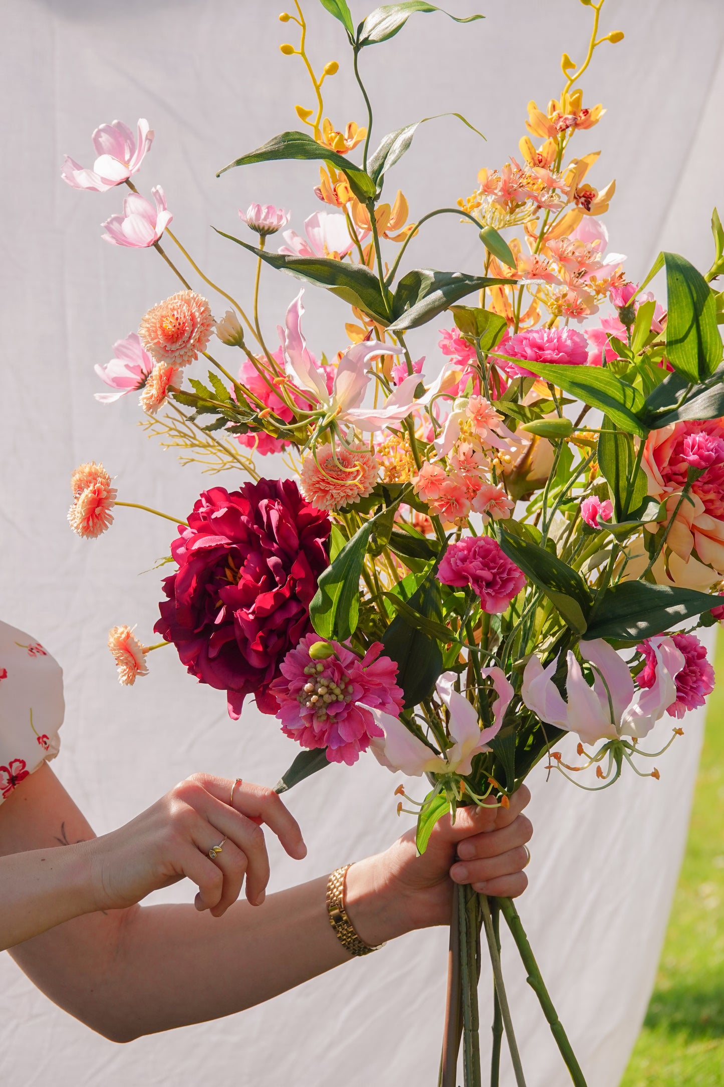 Zijden boeket Jolanda wordt vastgehouden sfeerimpressie