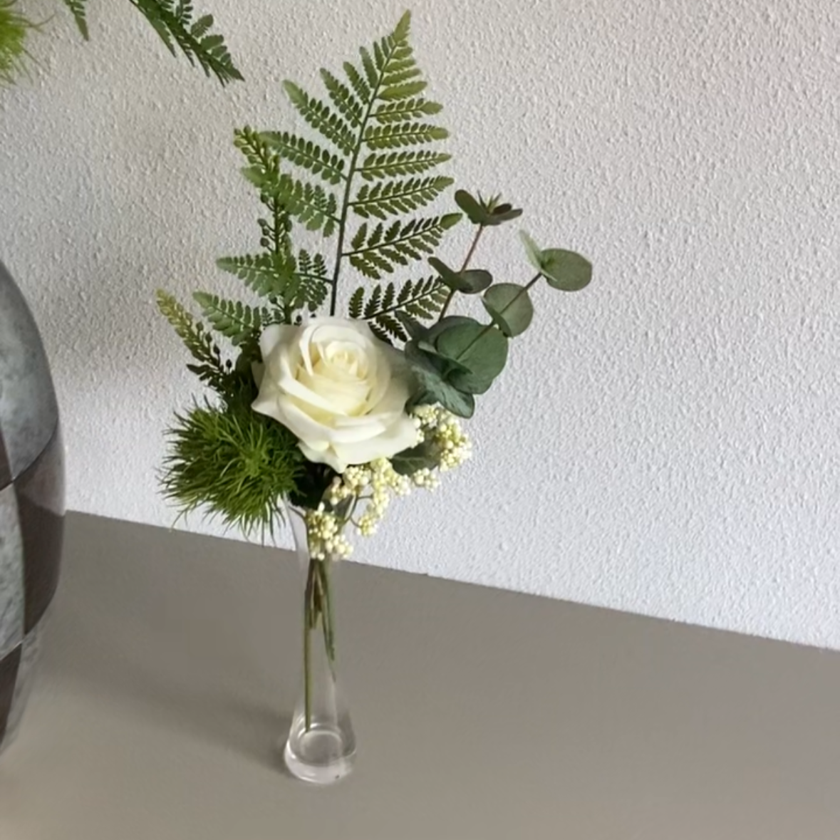 Rouwstuk wit opgemaakt in kleine vaas zijden bloemen