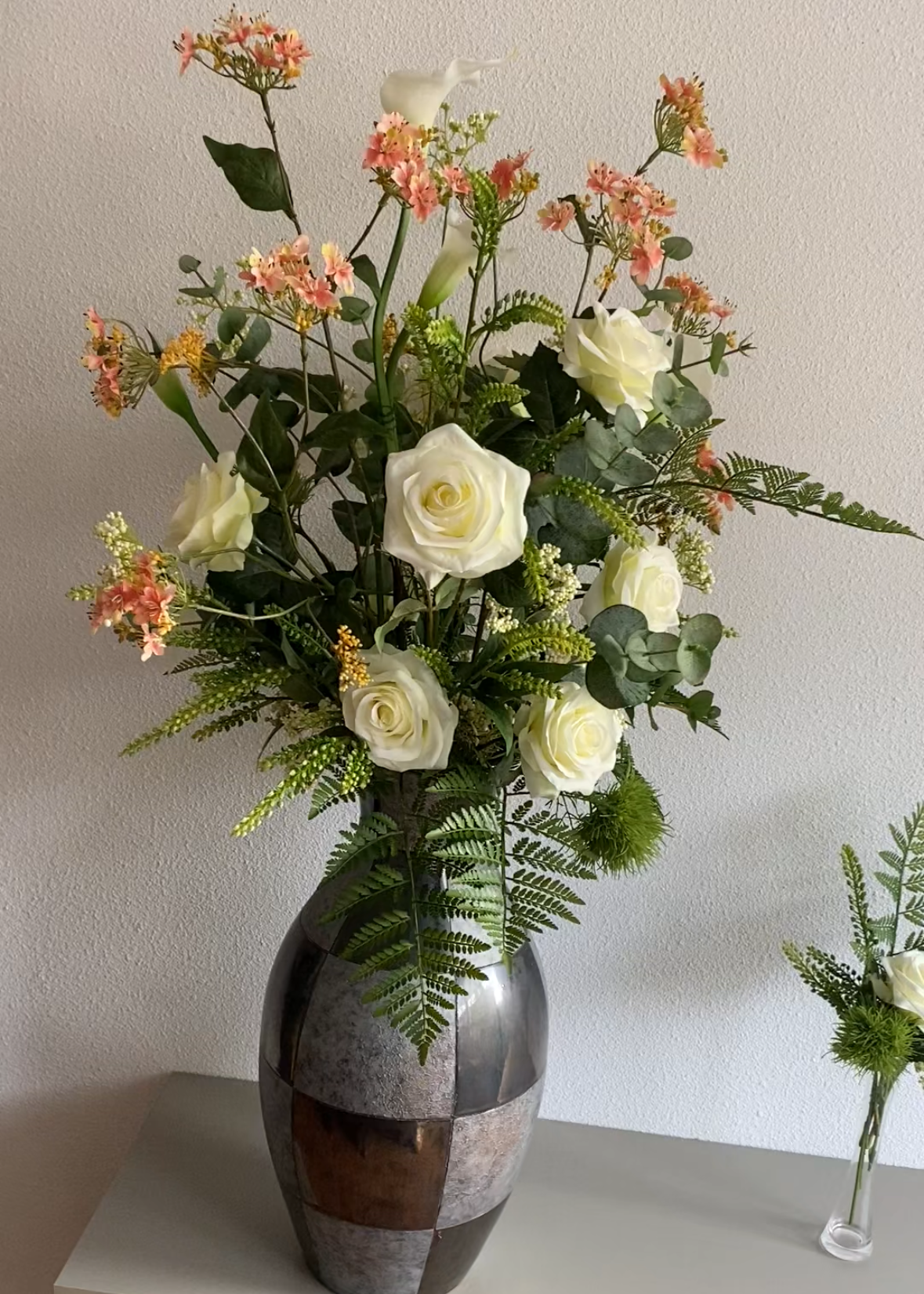 Rouwstuk in vaas opgemaakt wit zijden bloemen