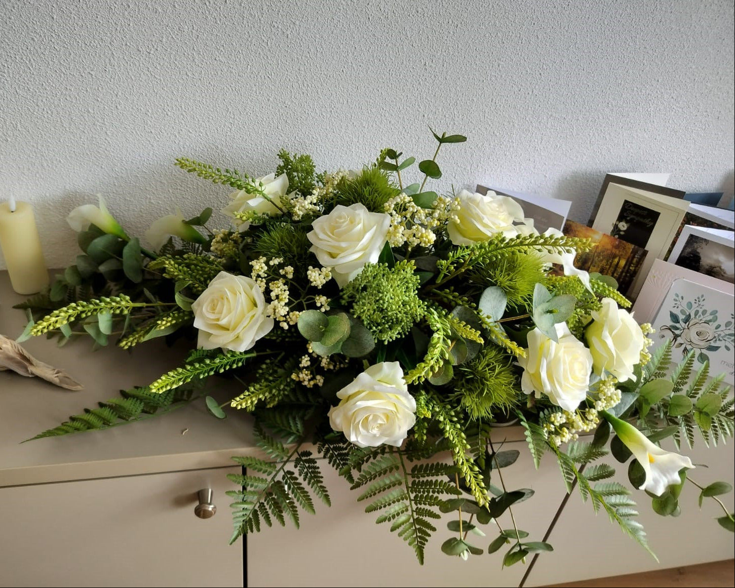 Rouwstuk liggend wit zijden bloemen