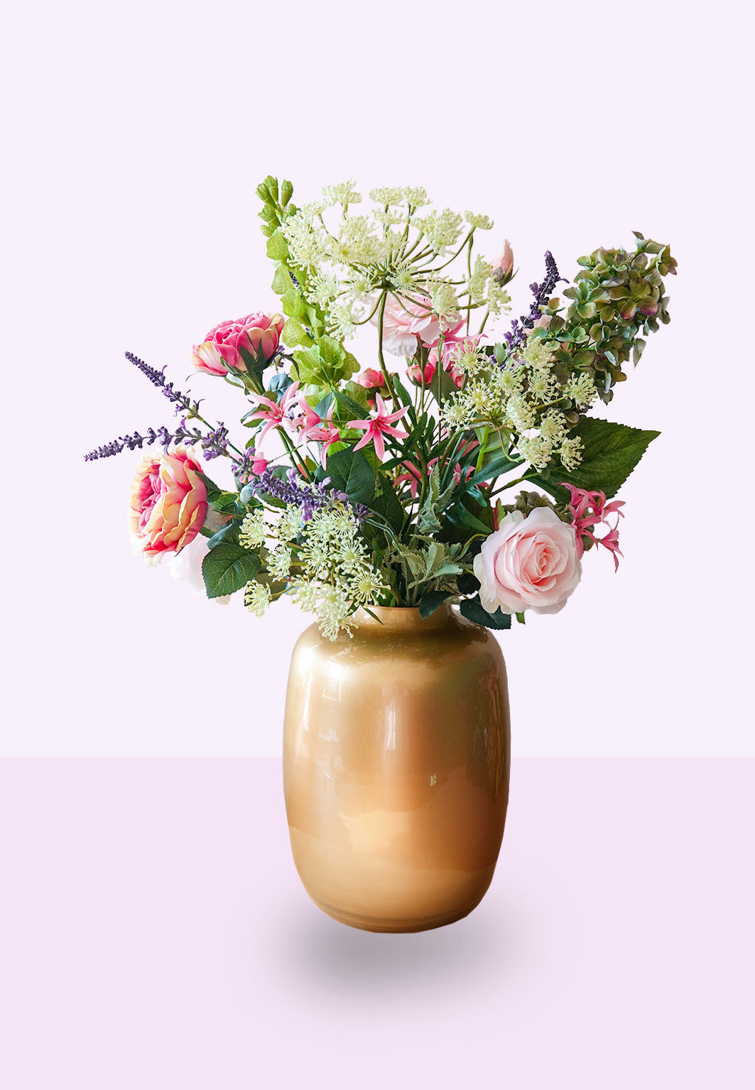 Zijden boeket Daphne in gouden vaas Claire M